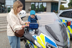 Chlapec na policejní motorce.