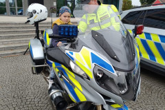 Chlapec na policejní motorce.