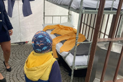 Chlapec si prohlíží vybavení vězeňské cely.