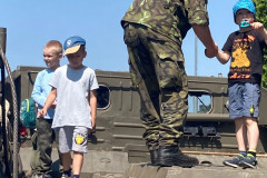 Žáci na vojenském tanku.