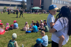 Žáci na dětském dnu s AČR.