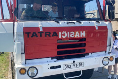 Chlapec s vojákem v tatrovce.