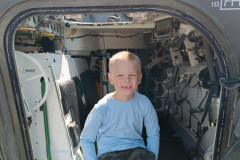 Chlapec si prohlíží vojenský stroj.