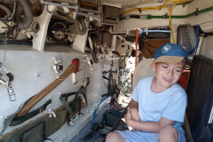 Chlapec si prohlíží vojenský stroj.