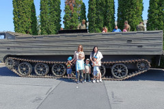 Třída před tankem.