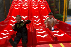 Chlapci ve WonderParku.