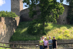 Třída před hradem Helfštýn.