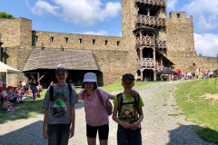 Třída na hradním nádvoří.