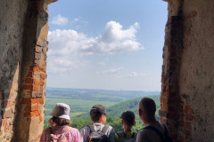 Třída kouká z hradu na krajinu.