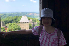 Dívka na hradě.