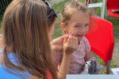 Malování na obličej.