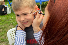 Malování na obličej.