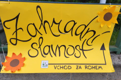 Plakát na zahradní slavnost.