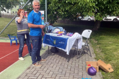 Prodejní stánek s dětskou obuví.