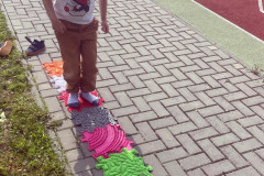 Hmatový chodníček.