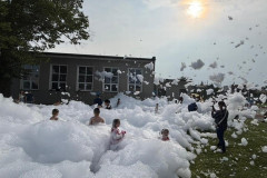 Hrátky v hasičské pěně.