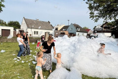 Hrátky v hasičské pěně.