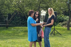 Předávání květiny paní V. jako poděkování.