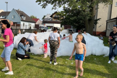 Hrátky v hasičské pěně.