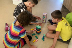 Žáci při společné hře.