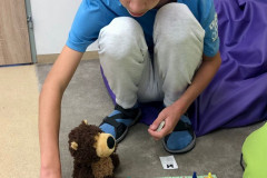 Chlapec hraje Monopoly.