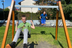 Žáci na houpačce.