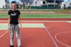 Chlapec se svým jménem z přírodnin.