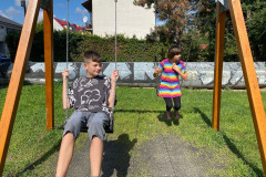 Žáci na houpačce.