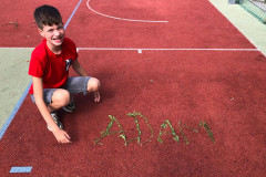 Chlapec se svým jménem z přírodnin.