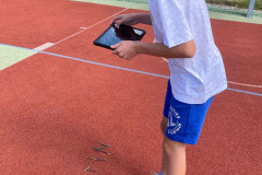 Chlapec se svým jménem z přírodnin.