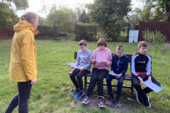 Tříd při učení venku.