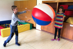 Chlapec hází velký balon.