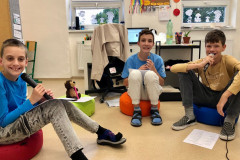 Žáci při hudební výchově.