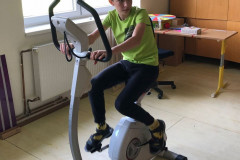 Chlapec jede na rotopedu.