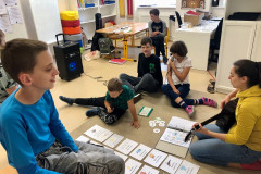 Žáci při hudební výchově.