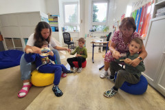 Paní asistentky se žáky hrají na hudební nástroje.