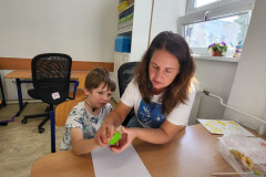 Chlapec s paní asistentkou pracují v lavici.