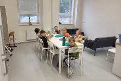 Žáci u svačiny ve cvičné kuchyňce.