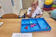 Chlapec třídí barvy.