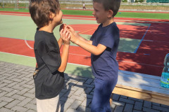 Chlapci si hrají na školním hřišti.