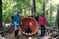 Žáci v DinoParku u obřího vejce.