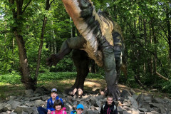 Žáci v DinoParku u dinosaura.