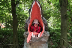 Dívka v tlamě dinosaura.