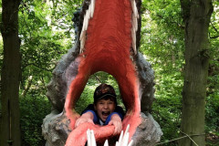 Chlapec v tlamě dinosaura.