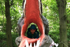 Chlapec v tlamě dinosaura.