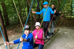 Žáci na velké houpačce.