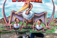 Žáci v dinosauřím fotokoutku.