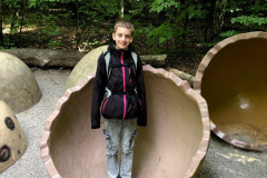 Chlapec v DinoParku u obřího vejce.