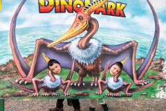 Žáci v dinosauřím fotokoutku.