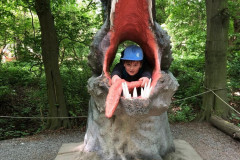 Chlapec v tlamě dinosaura.